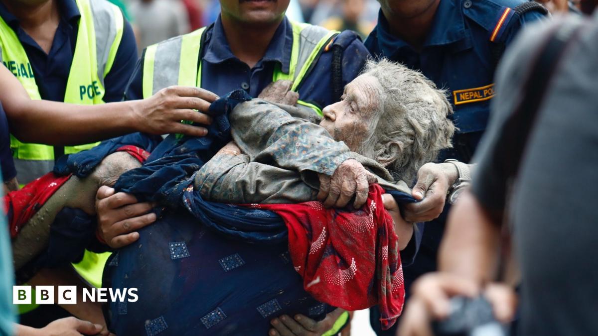 نيبال: إنقاذ مسن بلغ من العمر 97 عامًا خلال الفيضانات المفاجئة!