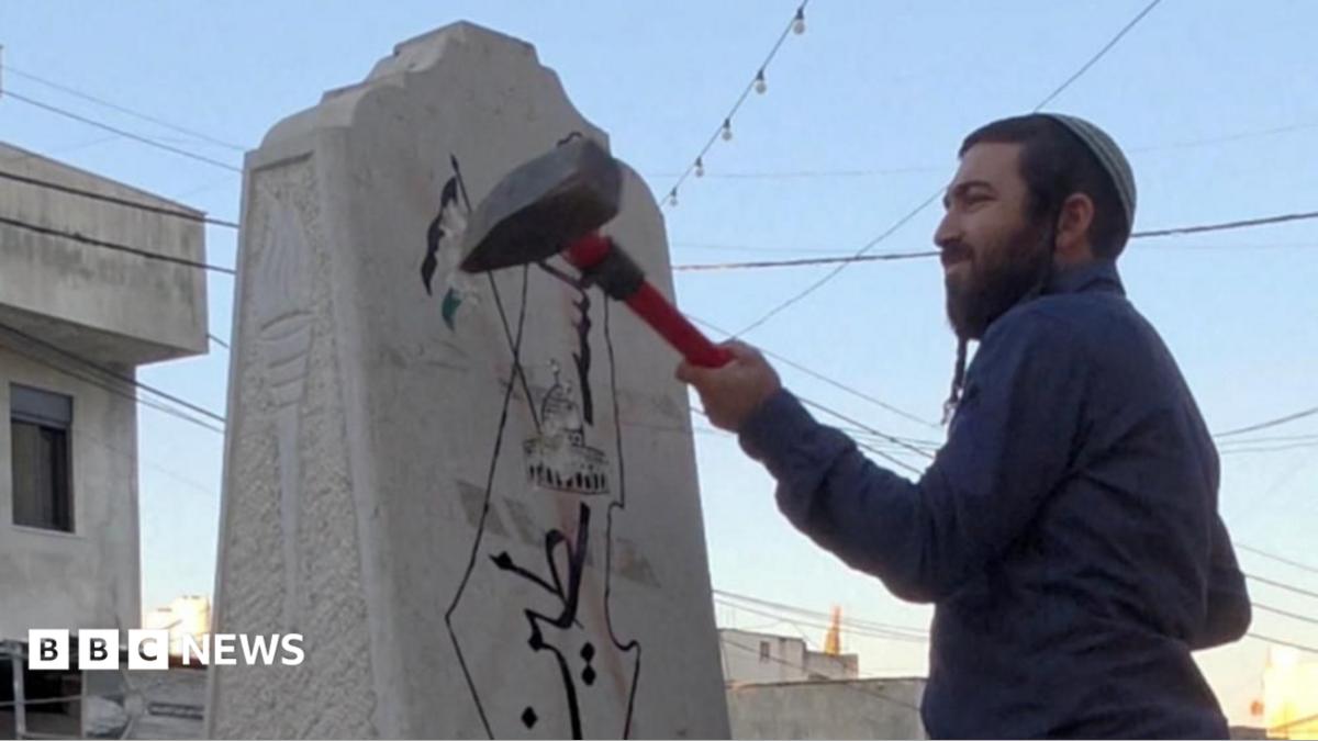 نائب إسرائيلي من اليمين المتطرف يتحطّم نصب تذكاري فلسطيني بمطرقة!