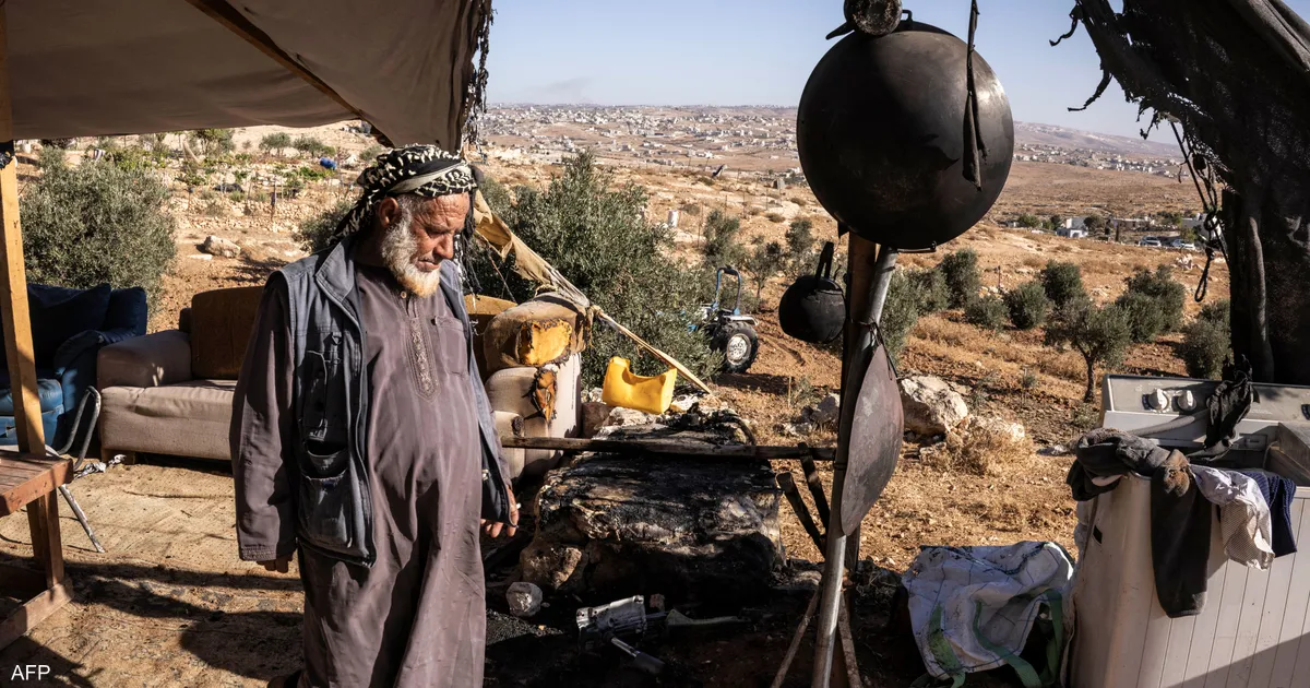 مزارعة فلسطينية تُقاوم العطش بينما مستوطنون يستمتعون بمياهها