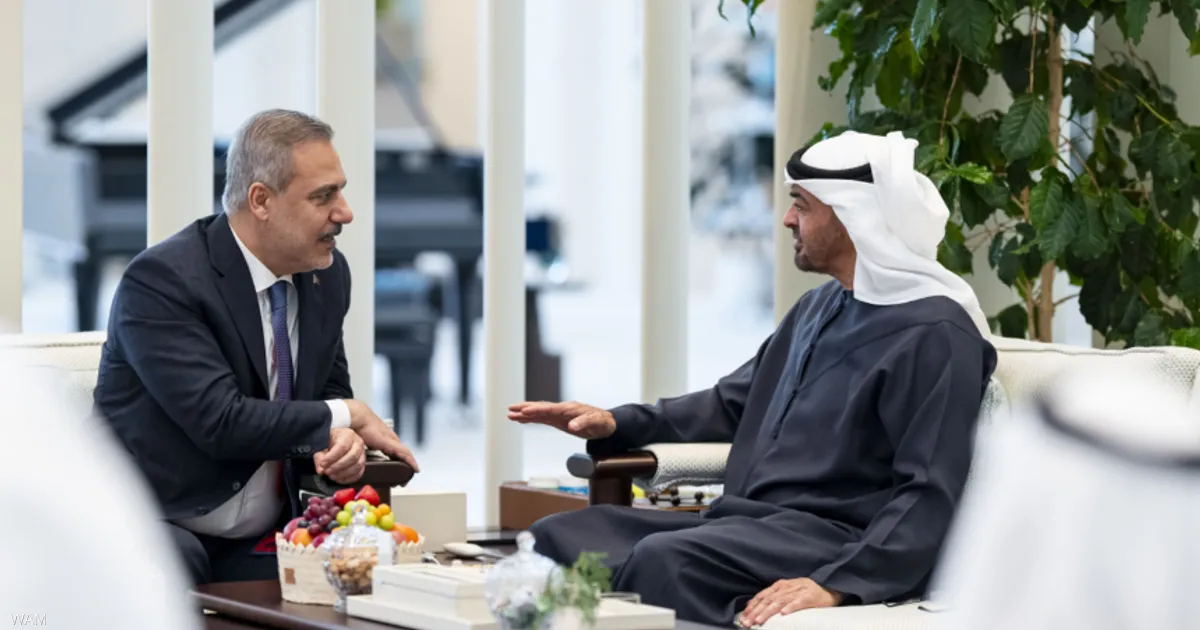 "لقاء تاريخي: رئيس دولة الإمارات يرحب بوزير الخارجية التركي لتعزيز العلاقات الثنائية"