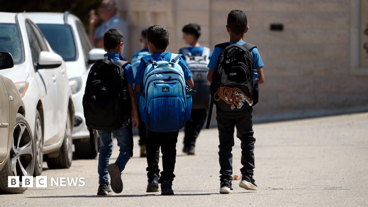 شبح الهجمات الاستيطانية يهدد حياة الأطفال الفلسطينيين في المدارس