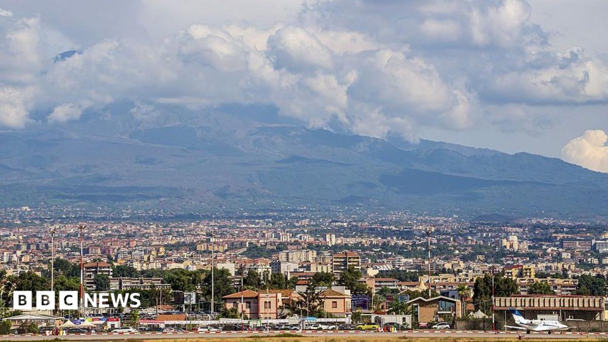 بركان إيتنا يوقف حركة الطيران في مطار كاتانيا بسيسيليا بسبب الرماد البركاني