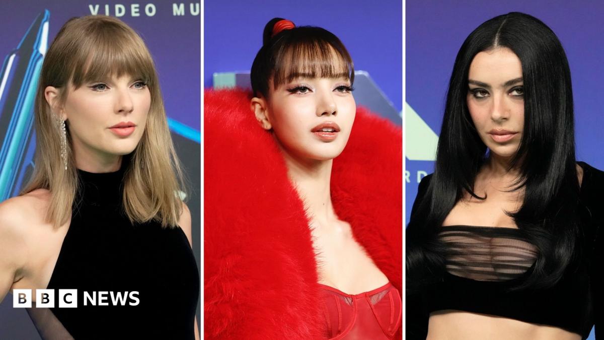 تايلور سويفت وشارلي إكس سي إكس يتألقان على السجادة الحمراء لجوائز VMAs!