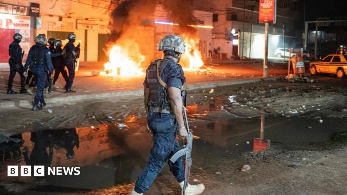 الرئيس الغامبي أداما بارو يدعو إلى الهدوء بعد احتجاجات عنيفة نتيجة انقطاع الكهرباء