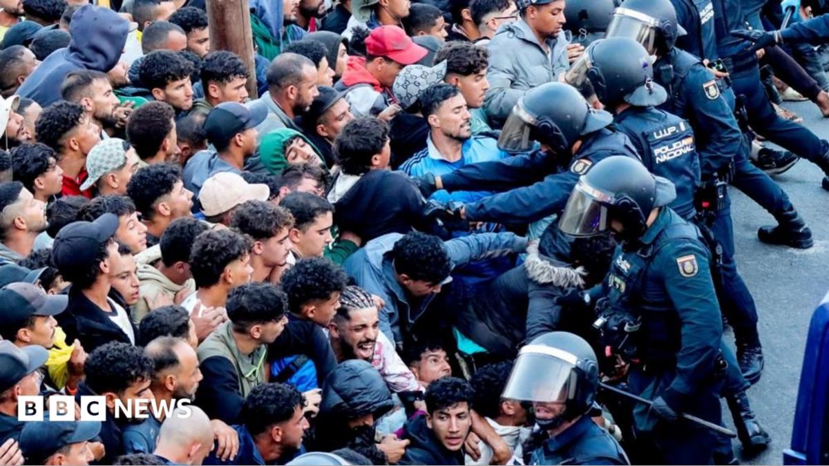 الشرطة تبدأ حملة لنقل المهاجرين من شواطئ سبتة
