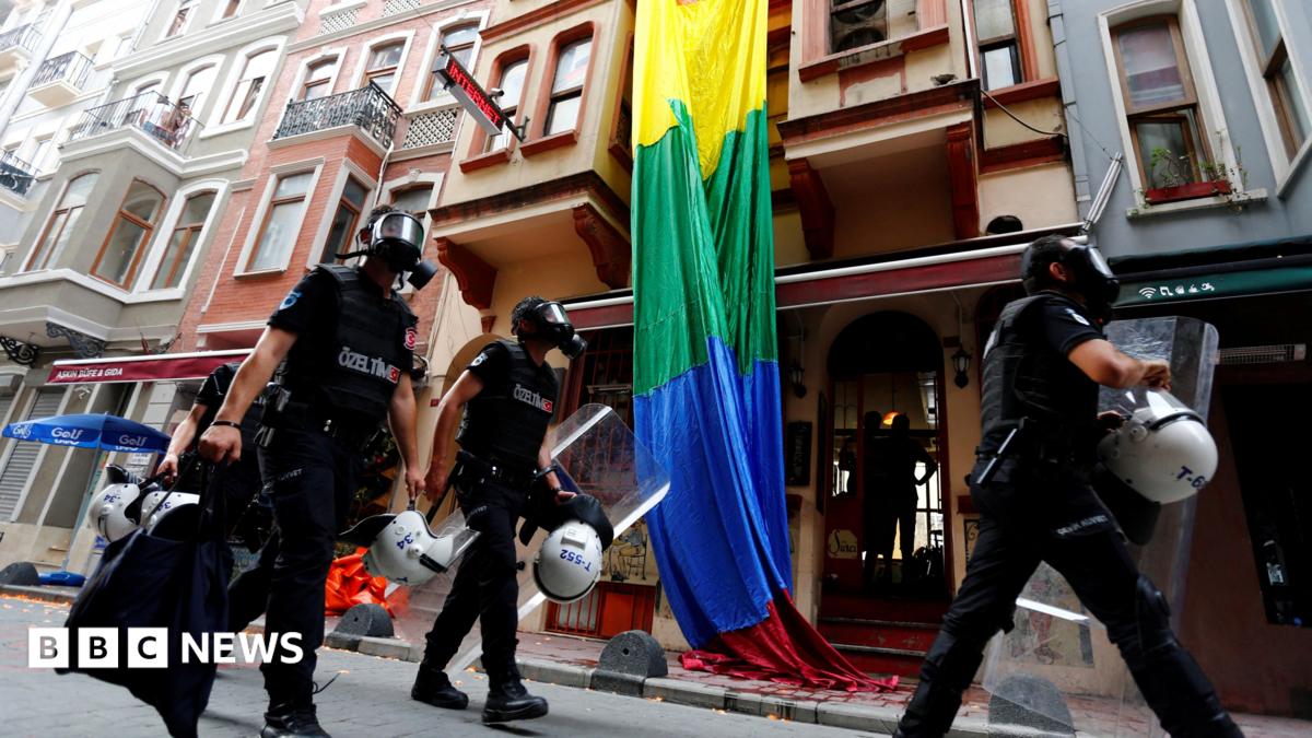 الشرطة التركية تعتقل العشرات في مداهمات على الحانات المثلية ومنازل الناشطين LGBTQ+